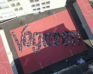 Vogesen Schriftzug mit Schülern